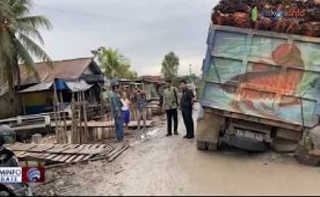 Bupati Sambas Cegat Truk TBS Sawit Bermuatan Lebih, Sarankan Patuhi Aturan